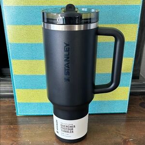 New Stanley Matte Black Protour Quencher Tumbler with Handle 40oz